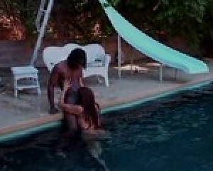 Fekete nő a medencében 